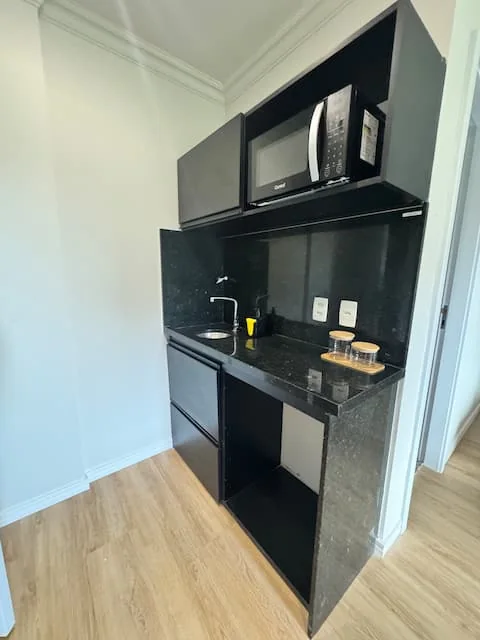 Cozinha compacta com micro-ondas e pia