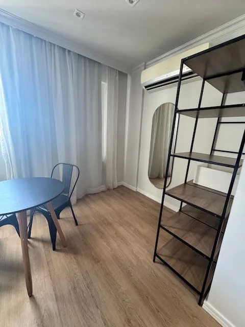 Sala com mesa, cadeiras e estante