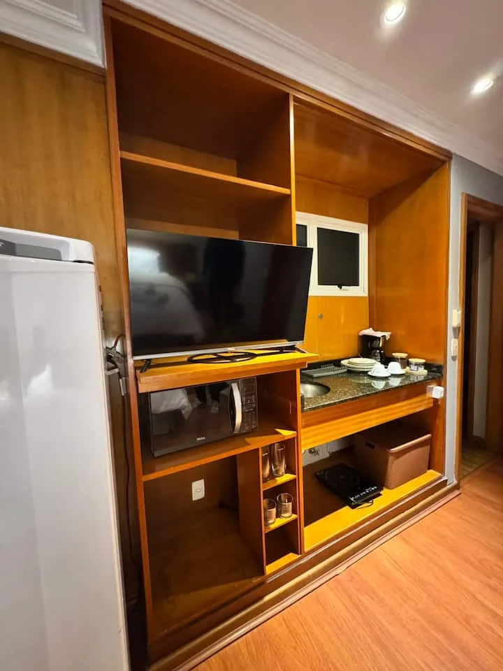 Armário com TV e micro-ondas