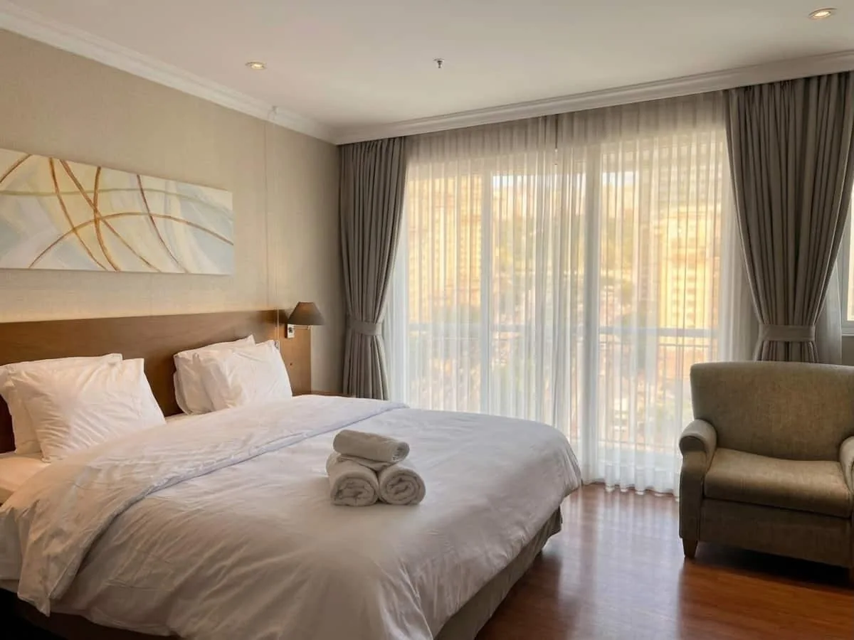 Quarto com cama king e cortinas