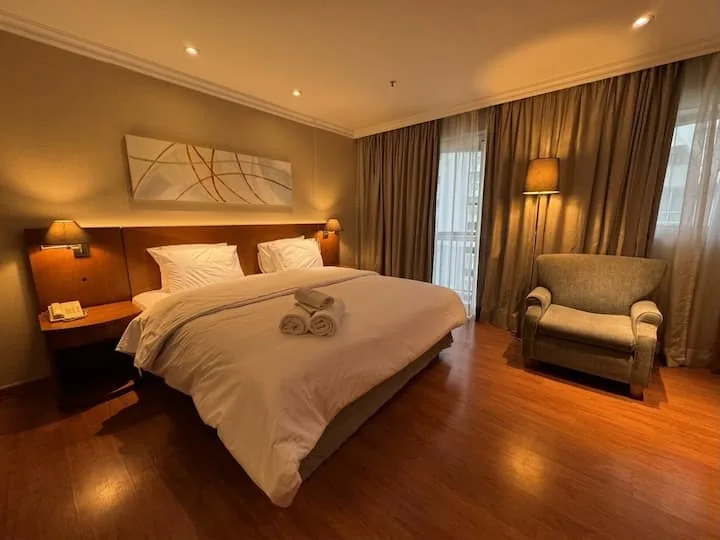 Quarto com cama king e poltrona