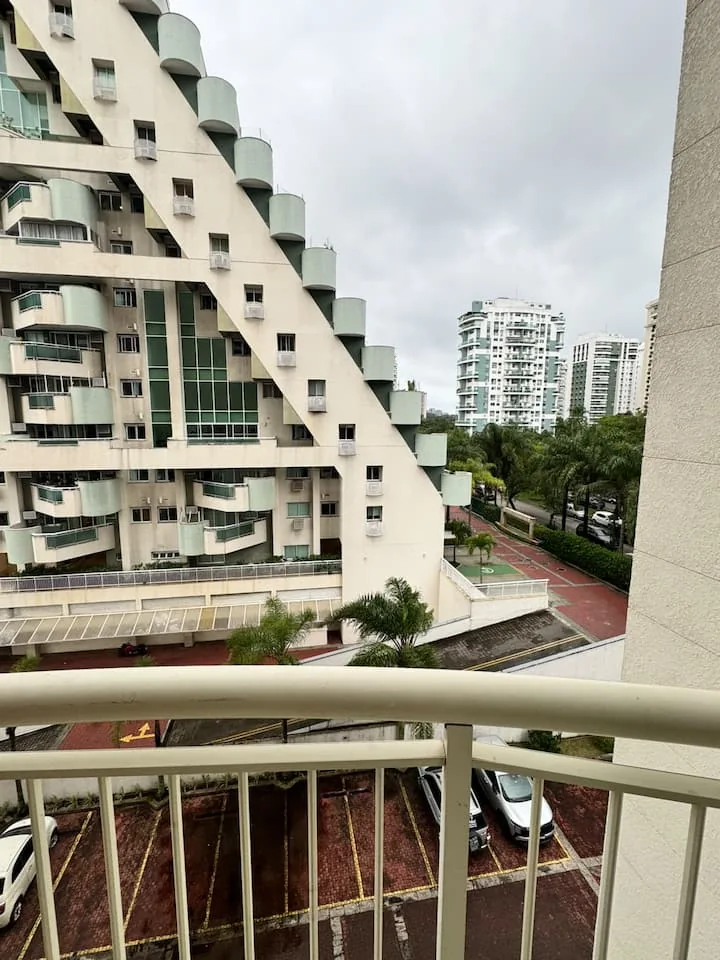 Varanda com vista para o condomínio e árvores
