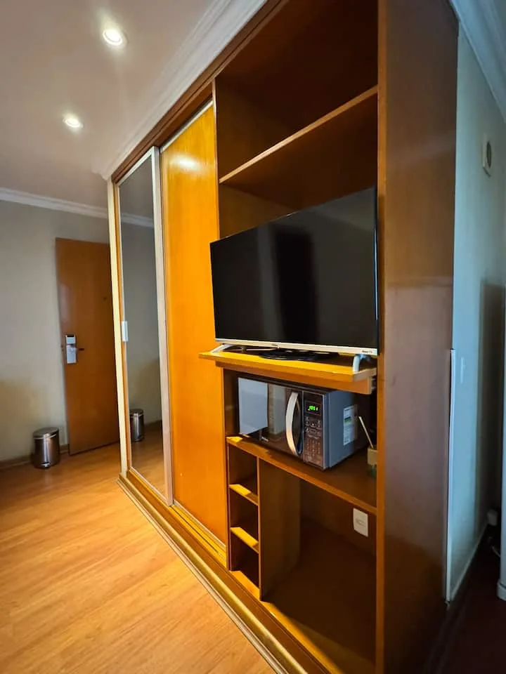 Armário com TV e micro-ondas