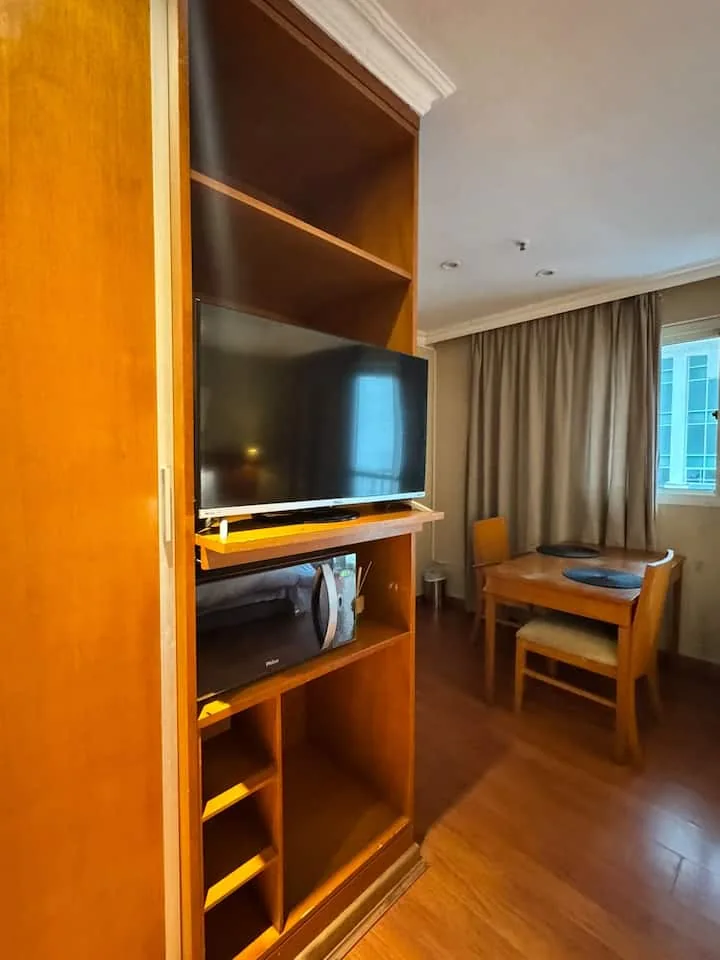Armário com TV e micro-ondas