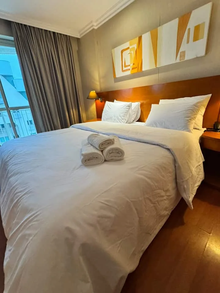 Cama de casal com toalhas dobradas