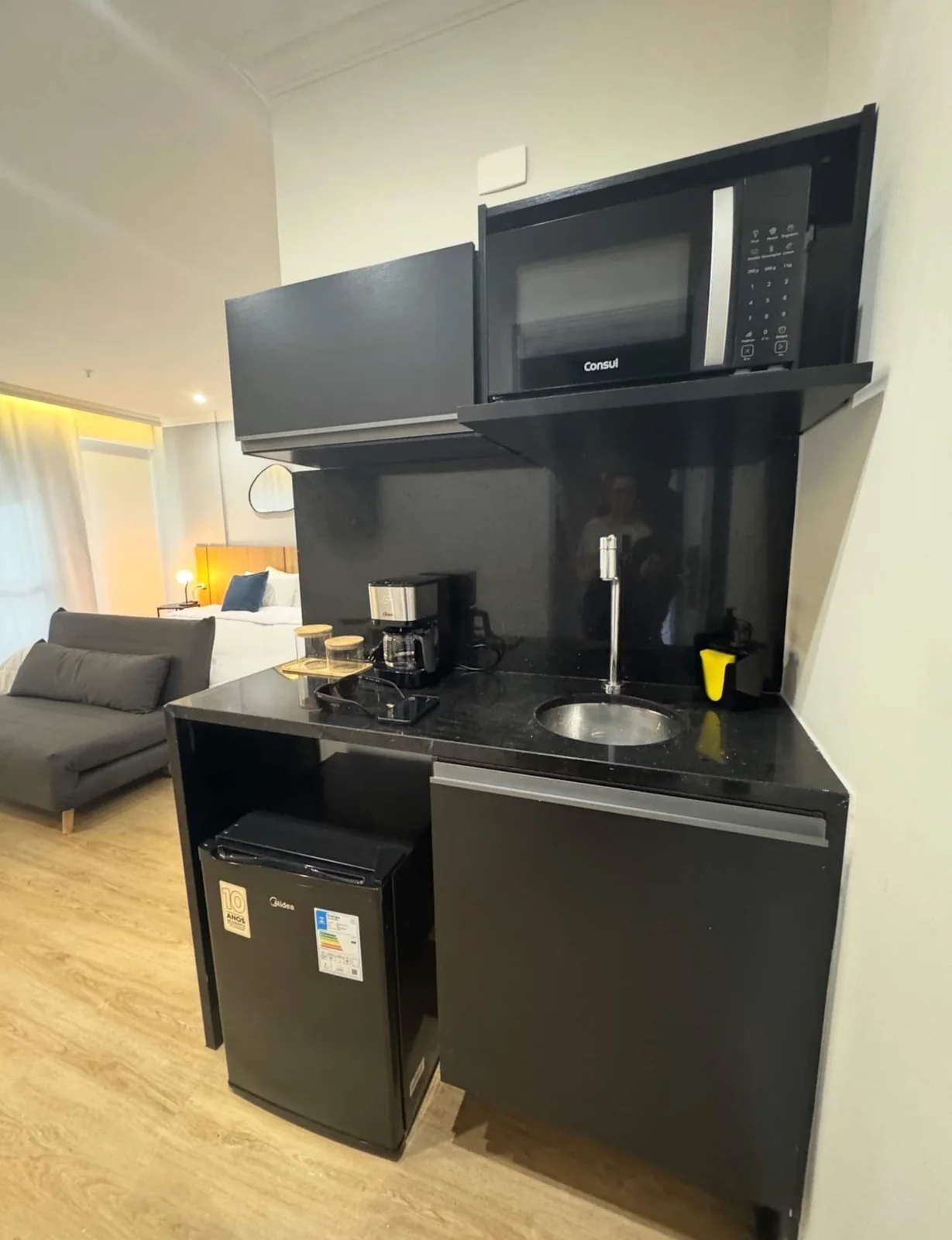 Kitchenette com micro-ondas, cafeteira, pia e frigobar