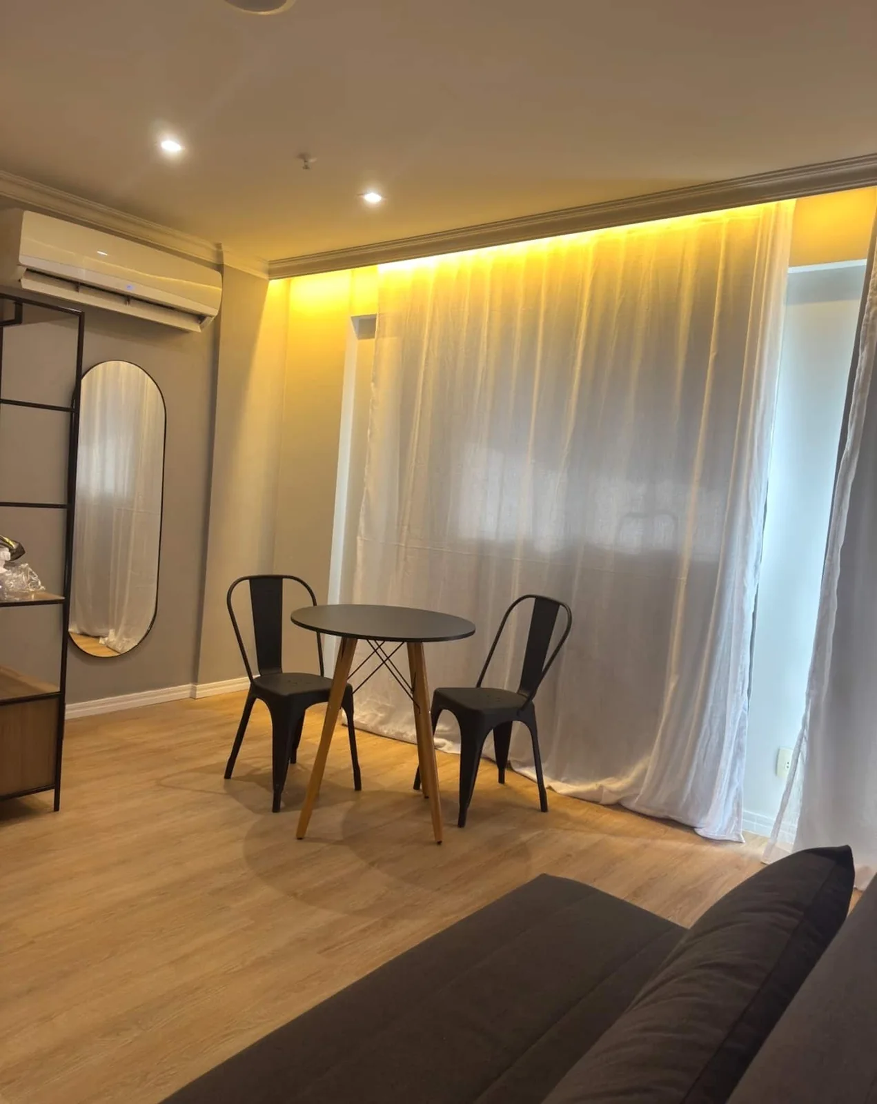 Ambiente com ar-condicionado, espelho e mesa