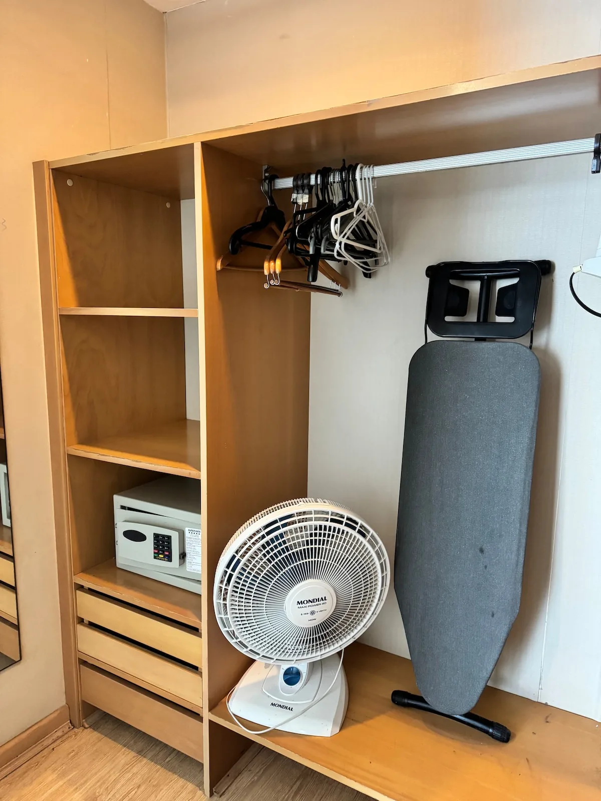 Armário com cofre, ventilador e tábua de passar