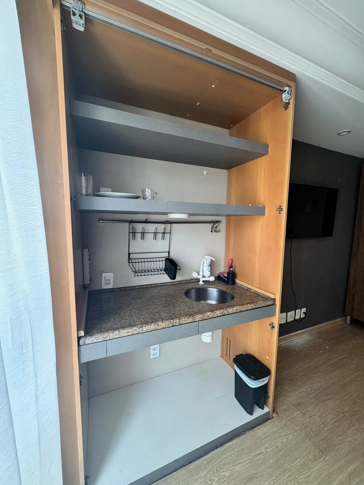Kitchenette embutida com pia de granito