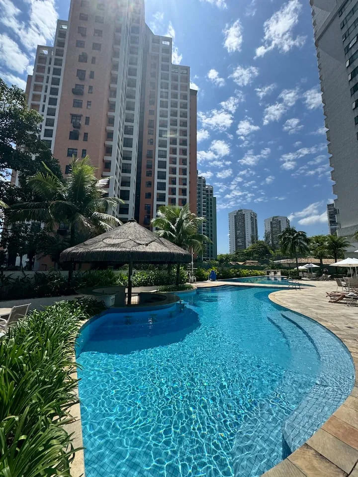 Piscina do condomínio com quiosque