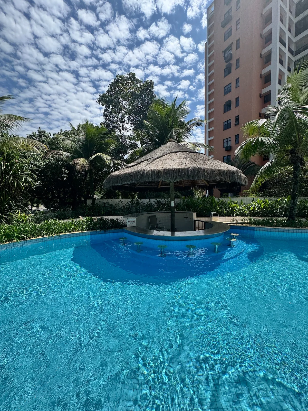 Bar molhado e quiosque na piscina
