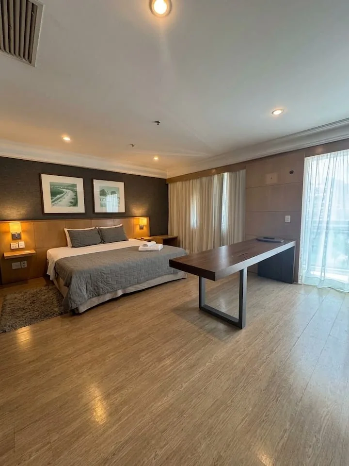Quarto com cama king e mesa