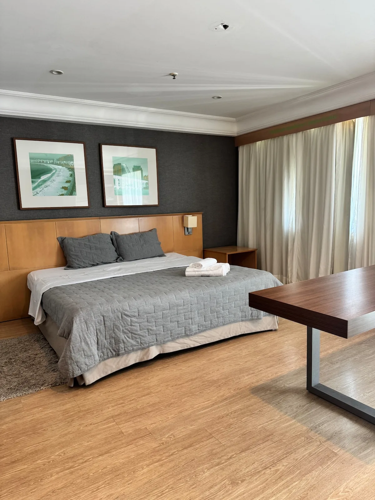 Cama king com roupa de cama cinza