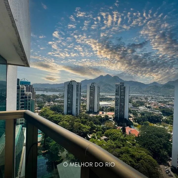 Vista da varanda com montanhas e lagoa ao fundo