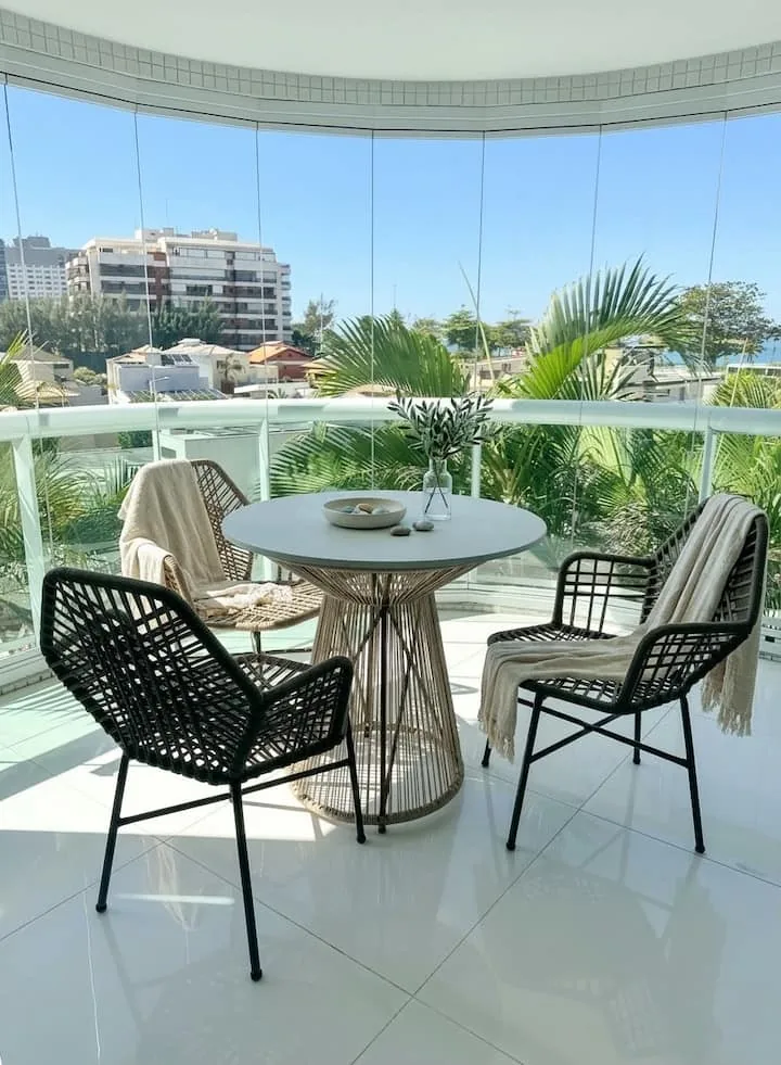 Varanda envidraçada com mesa e cadeiras