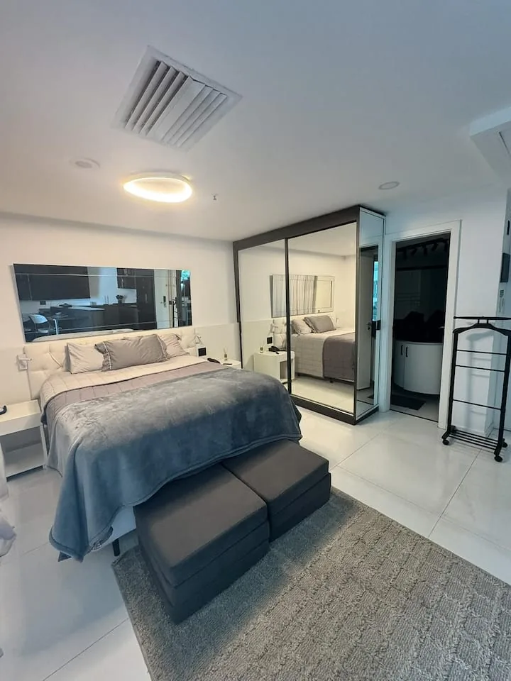 Quarto com cama queen e closet
