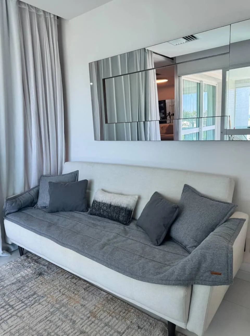 Sala com sofá-cama