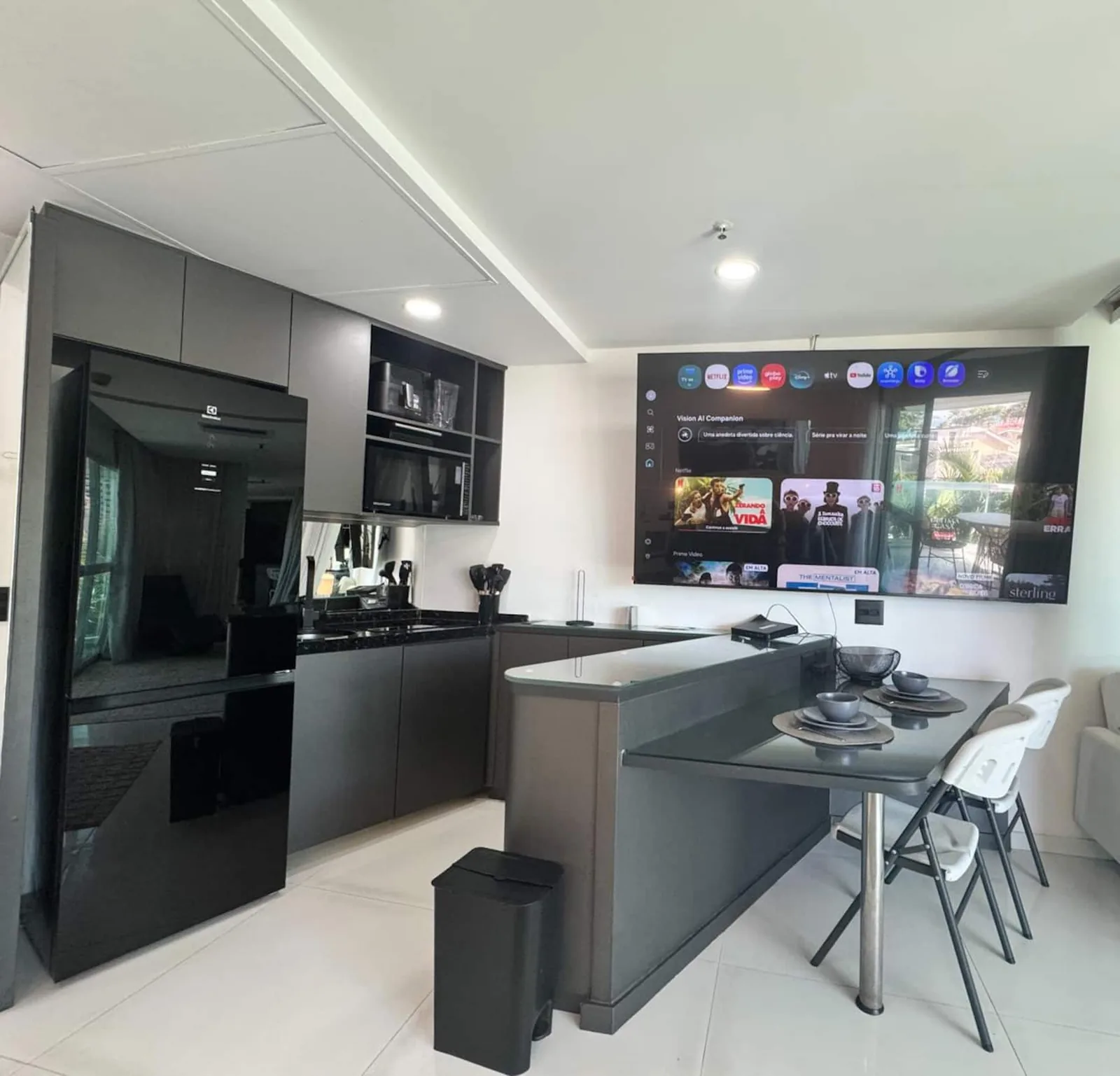 Cozinha e mesa de refeições
