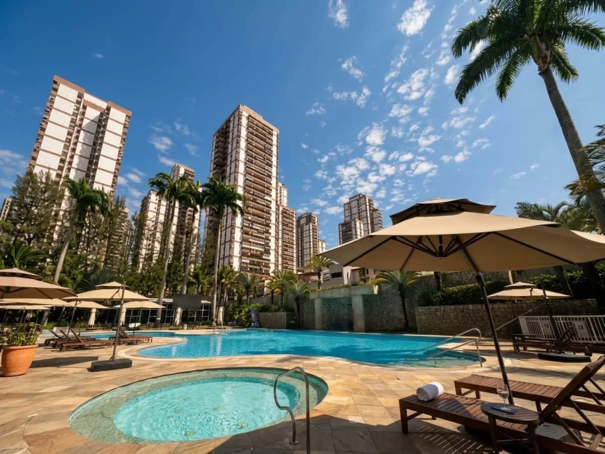 Piscina com jacuzzi do resort