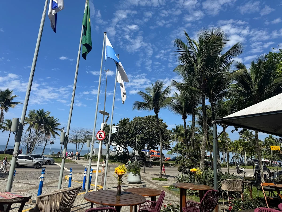 Calçadão e coqueiros em frente ao resort