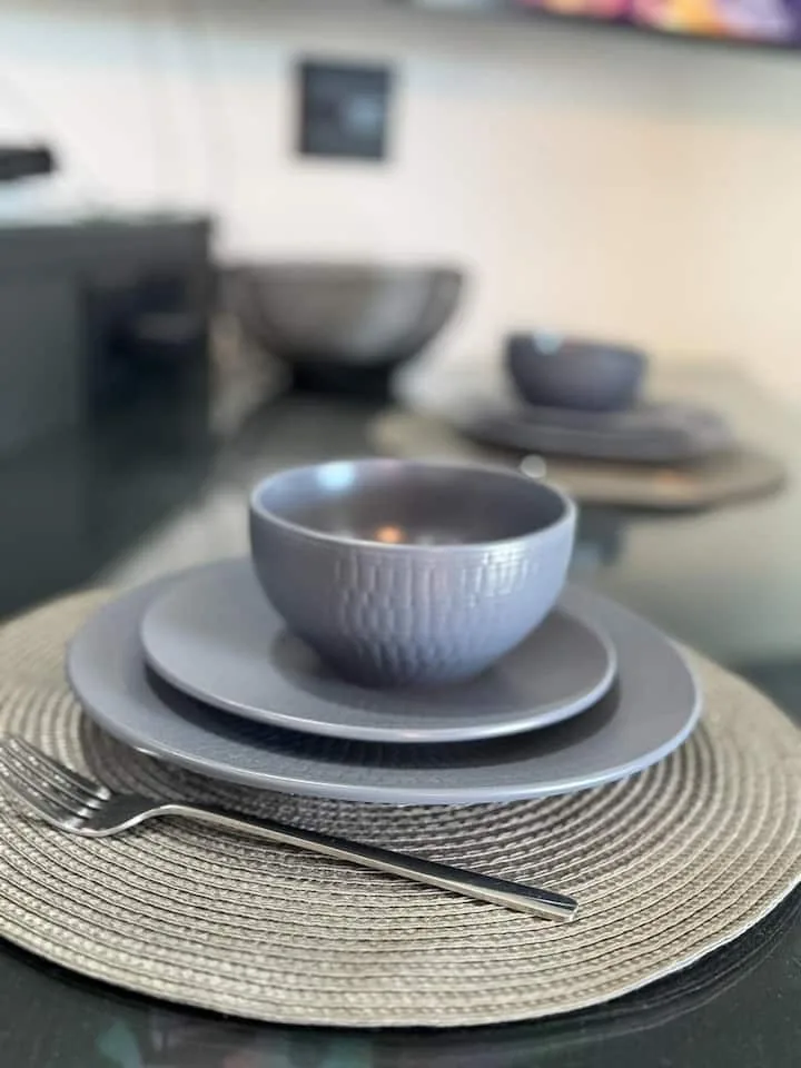 Prato e louças da mesa posta