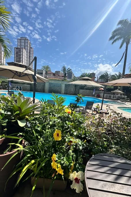 Piscina com jardim florido