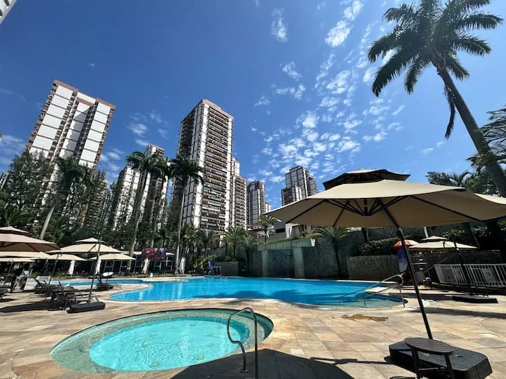 Piscina do resort com jacuzzi