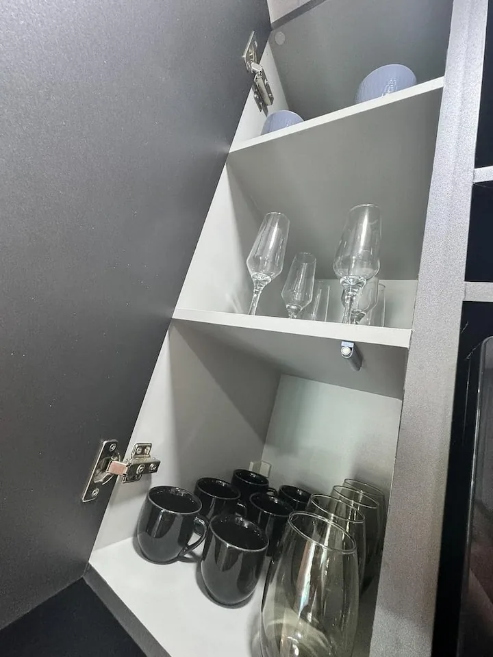 Taças e canecas no armário da cozinha