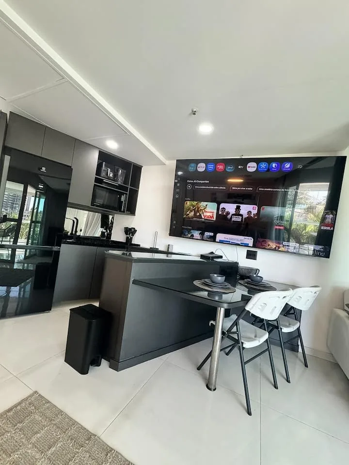 Cozinha americana e TV de parede